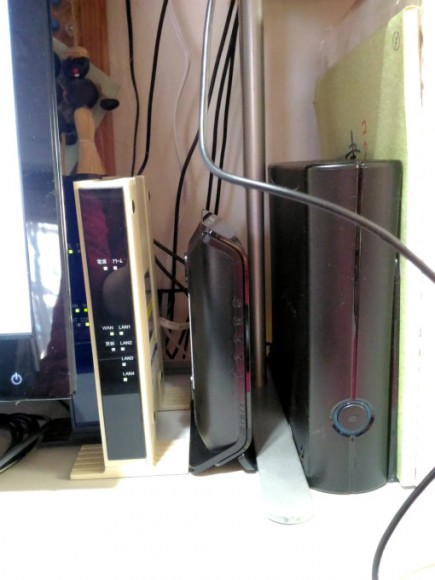 左の奥に隠れ気味のが「ひかり電話装置」 その右が「CTU（加入者網終端装置）」 その右のが「AtermWG1200HS」 一番右が外付けHDD