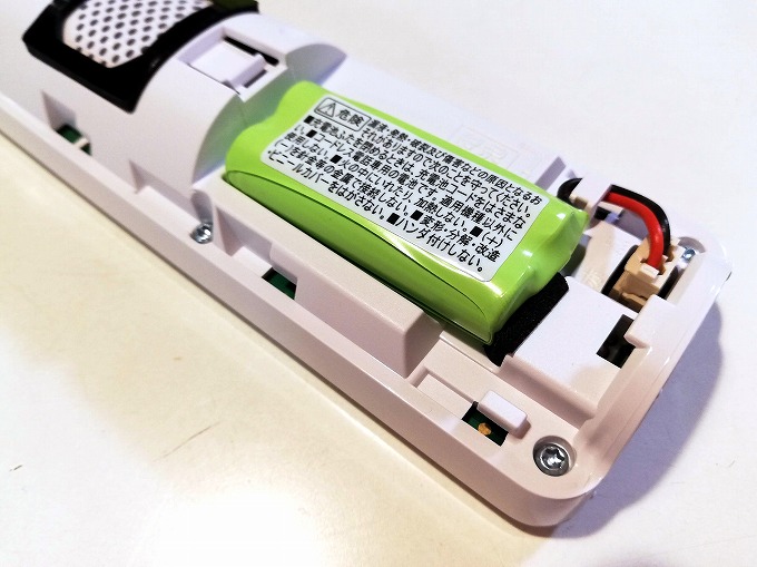 充電池のコードの先端部分を受話子機に差し込む。