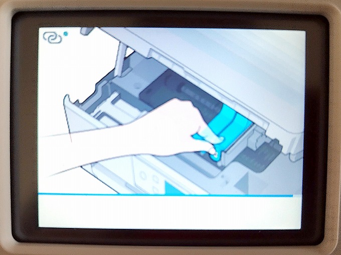 インクカートリッジ固定カバーを閉じて、FINEカートリッジを固定する